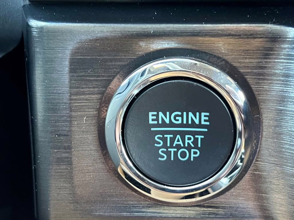 2025 Star White Metallic Tri-Coat Ford Super Duty F-350 SRW Lariat 4X4 Truck