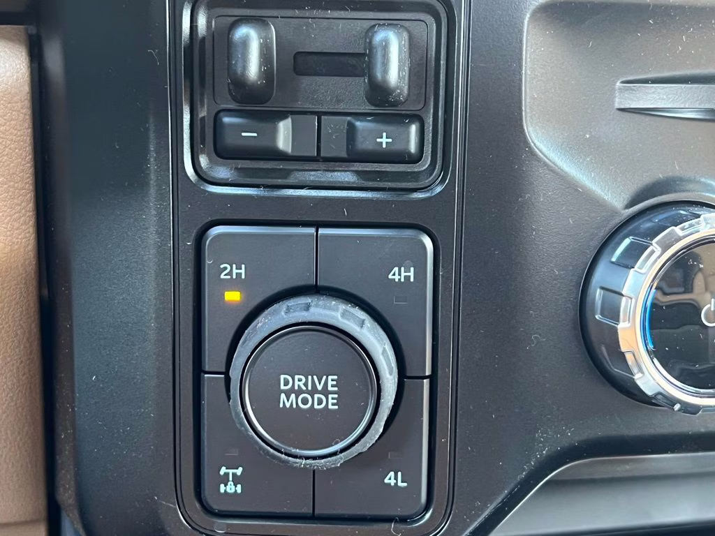 2025 Star White Metallic Tri-Coat Ford Super Duty F-350 SRW Lariat 4X4 Truck