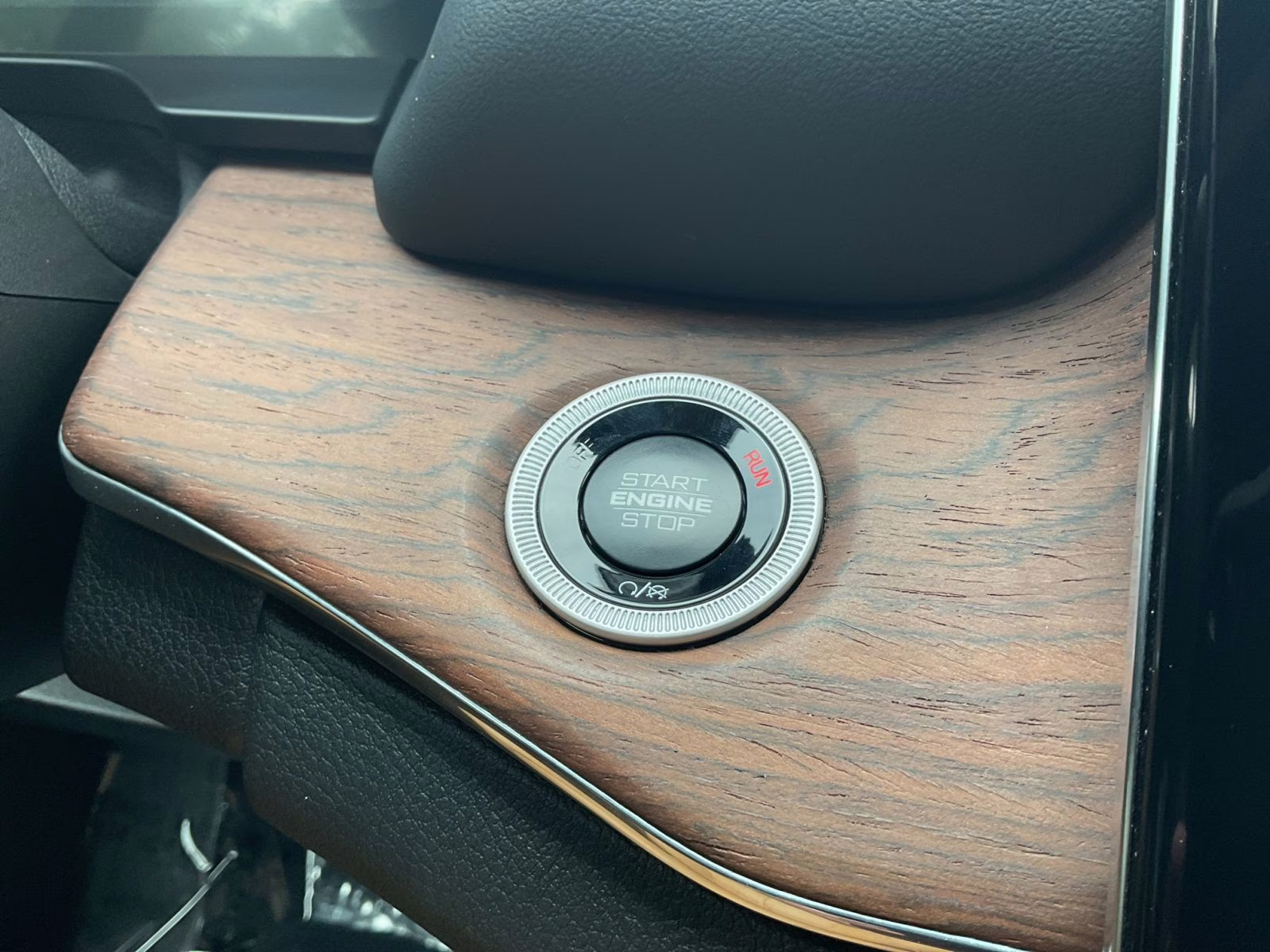 2024 Diamond Black Crystal Pearlcoat Jeep Grand Cherokee Summit 4xe 4X4 SUV