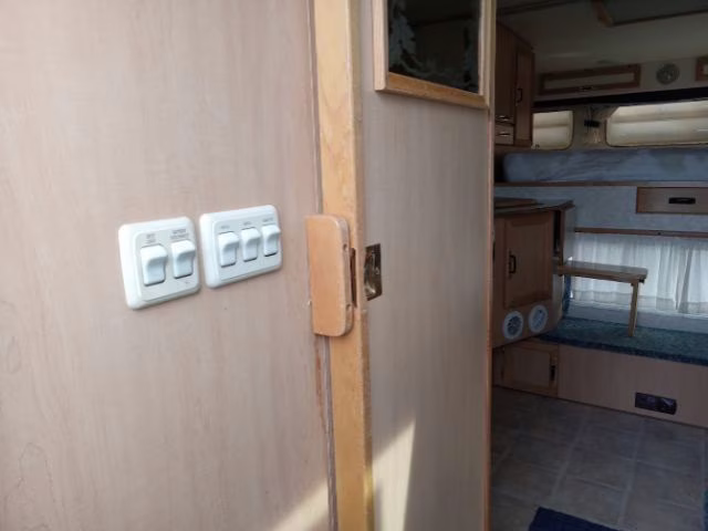 2005 Montana Avalanche 9.5SCS Camper Trailer