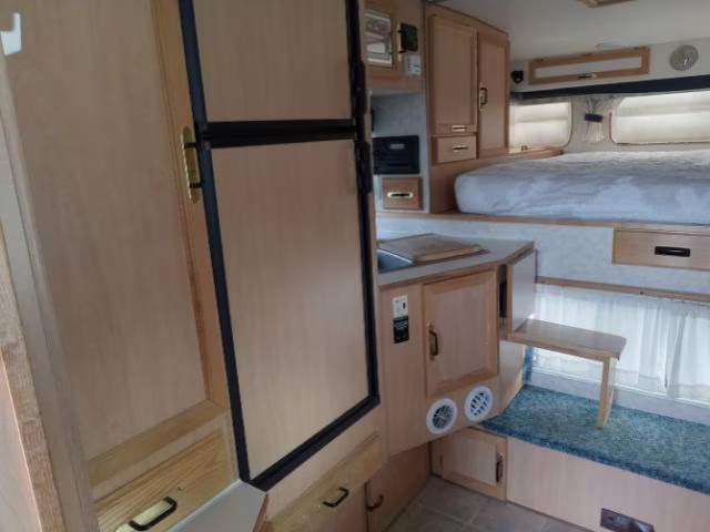 2005 Montana Avalanche 9.5SCS Camper Trailer