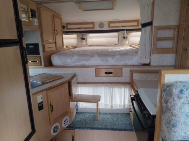 2005 Montana Avalanche 9.5SCS Camper Trailer