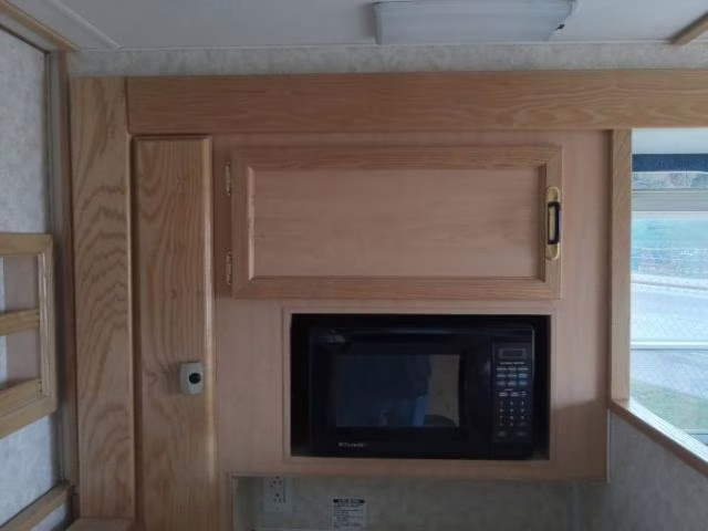 2005 Montana Avalanche 9.5SCS Camper Trailer