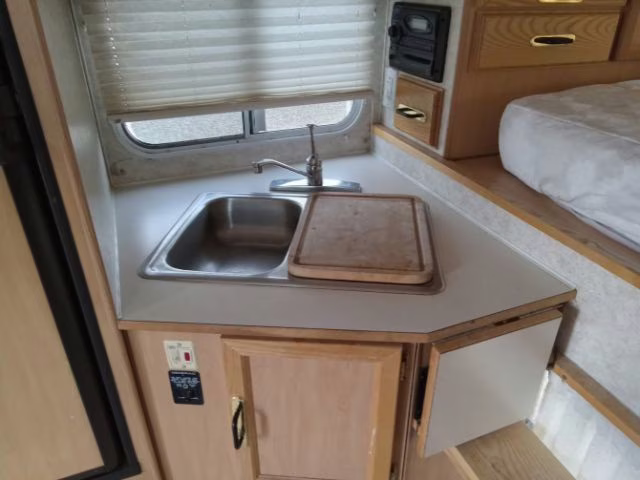 2005 Montana Avalanche 9.5SCS Camper Trailer