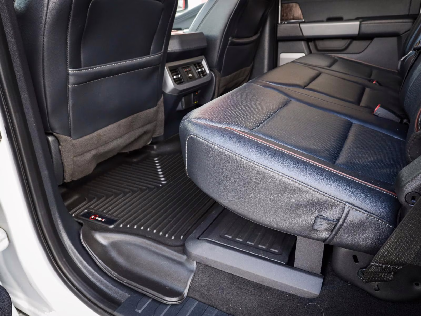 2023 Agate Black Metallic Ford Super Duty F-350 SRW LARIAT 4X4 Truck