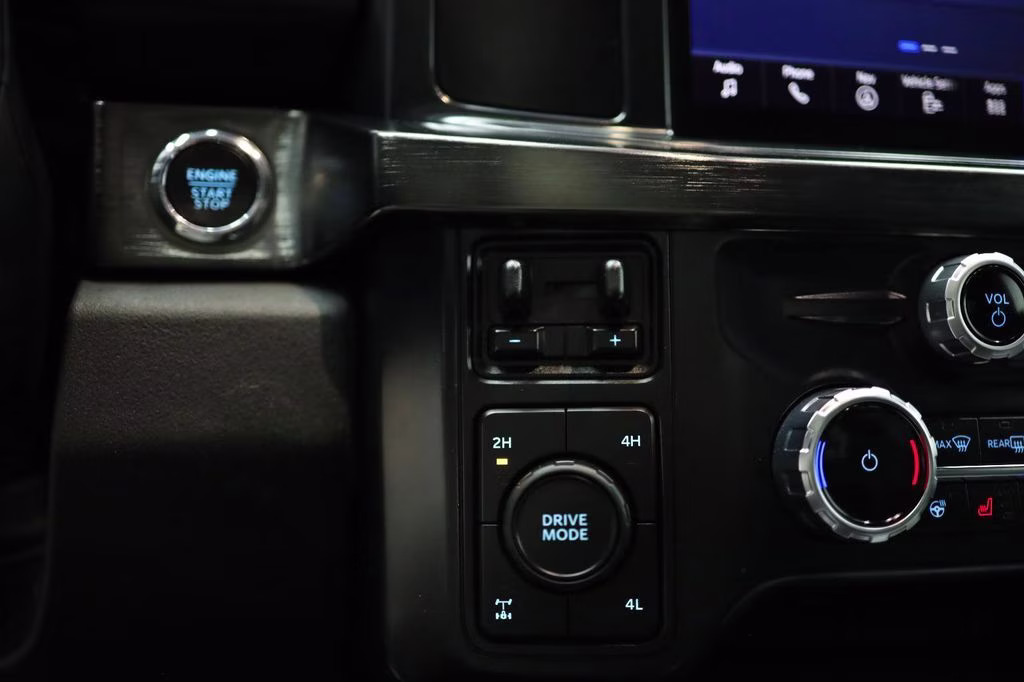 2023 Oxford White Ford Super Duty F-350 SRW Lariat 4X4 Truck