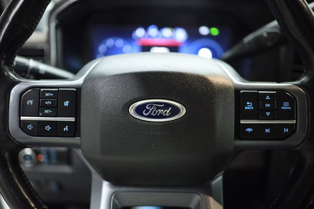 2023 Oxford White Ford Super Duty F-350 SRW Lariat 4X4 Truck