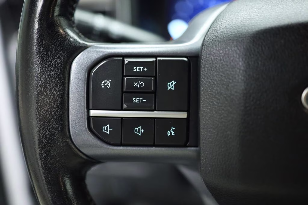 2023 Oxford White Ford Super Duty F-350 SRW Lariat 4X4 Truck