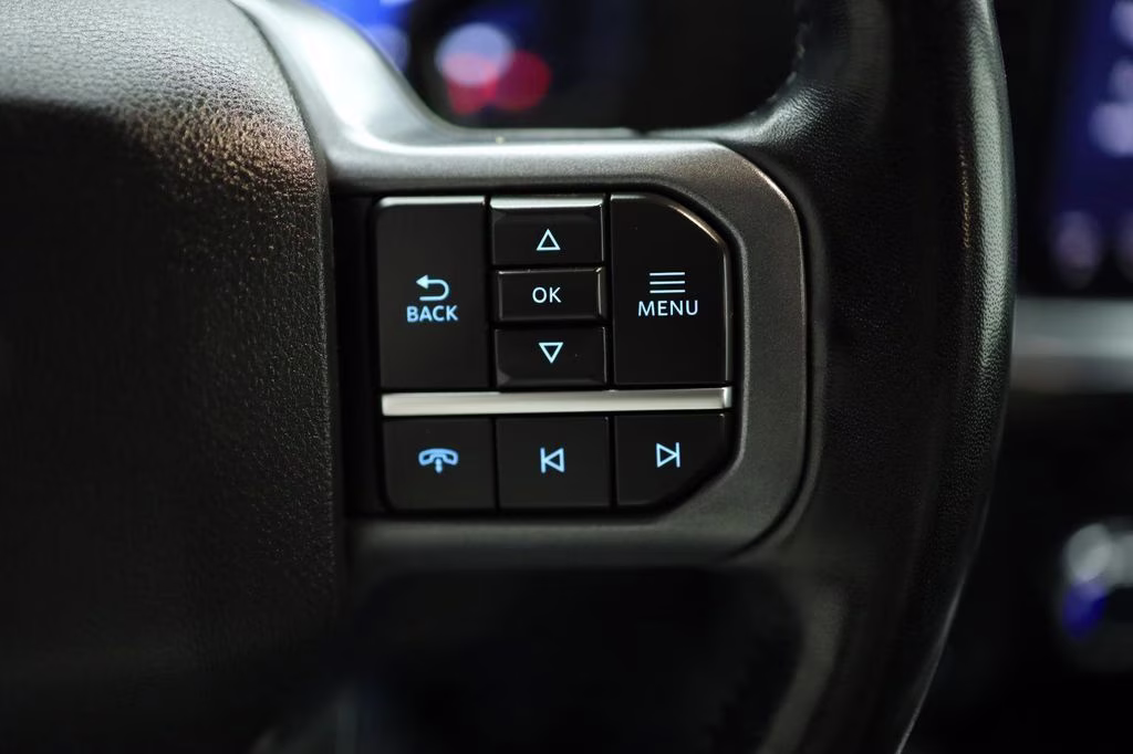 2023 Oxford White Ford Super Duty F-350 SRW Lariat 4X4 Truck