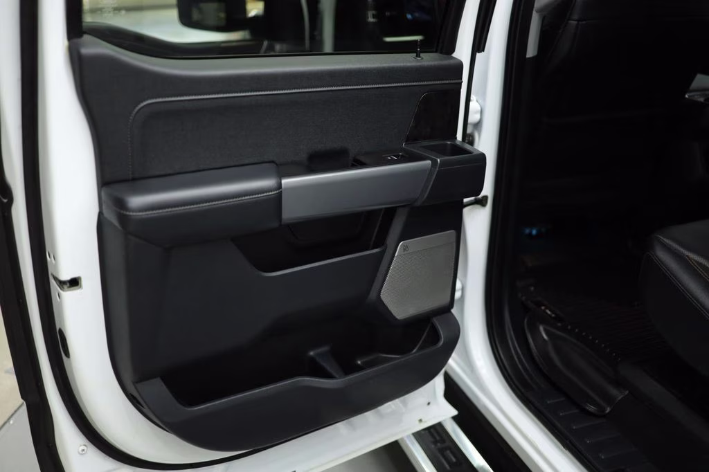 2023 Oxford White Ford Super Duty F-350 SRW Lariat 4X4 Truck