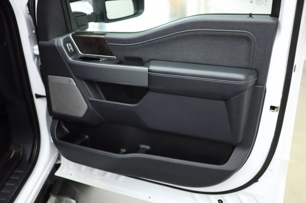 2023 Oxford White Ford Super Duty F-350 SRW Lariat 4X4 Truck