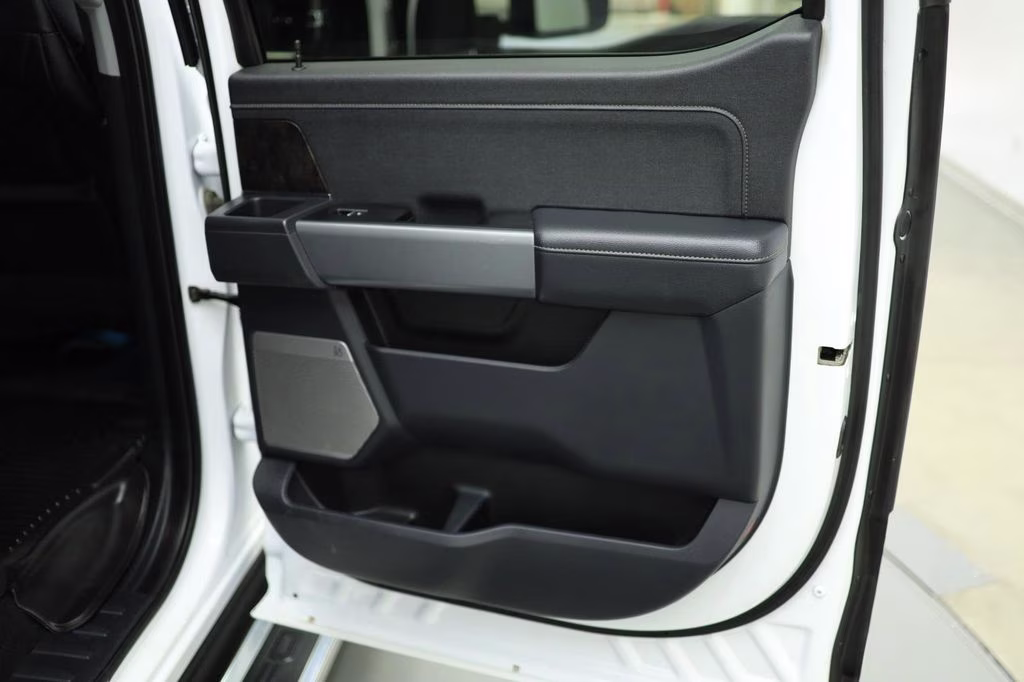 2023 Oxford White Ford Super Duty F-350 SRW Lariat 4X4 Truck
