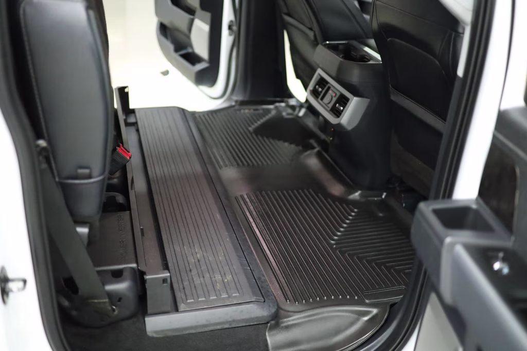 2023 Oxford White Ford Super Duty F-350 SRW Lariat 4X4 Truck