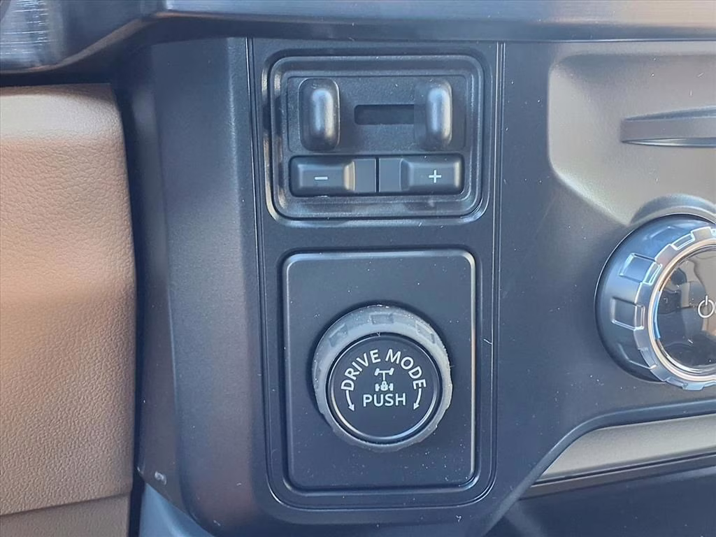 2026 Oxford White Ford Super Duty F-250 SRW Lariat RWD Truck