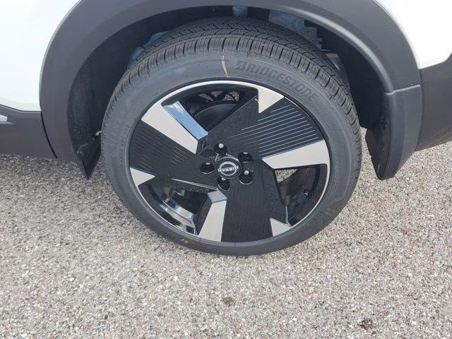 2026 Aspen White Tricoat Nissan Kicks SR FWD SUV