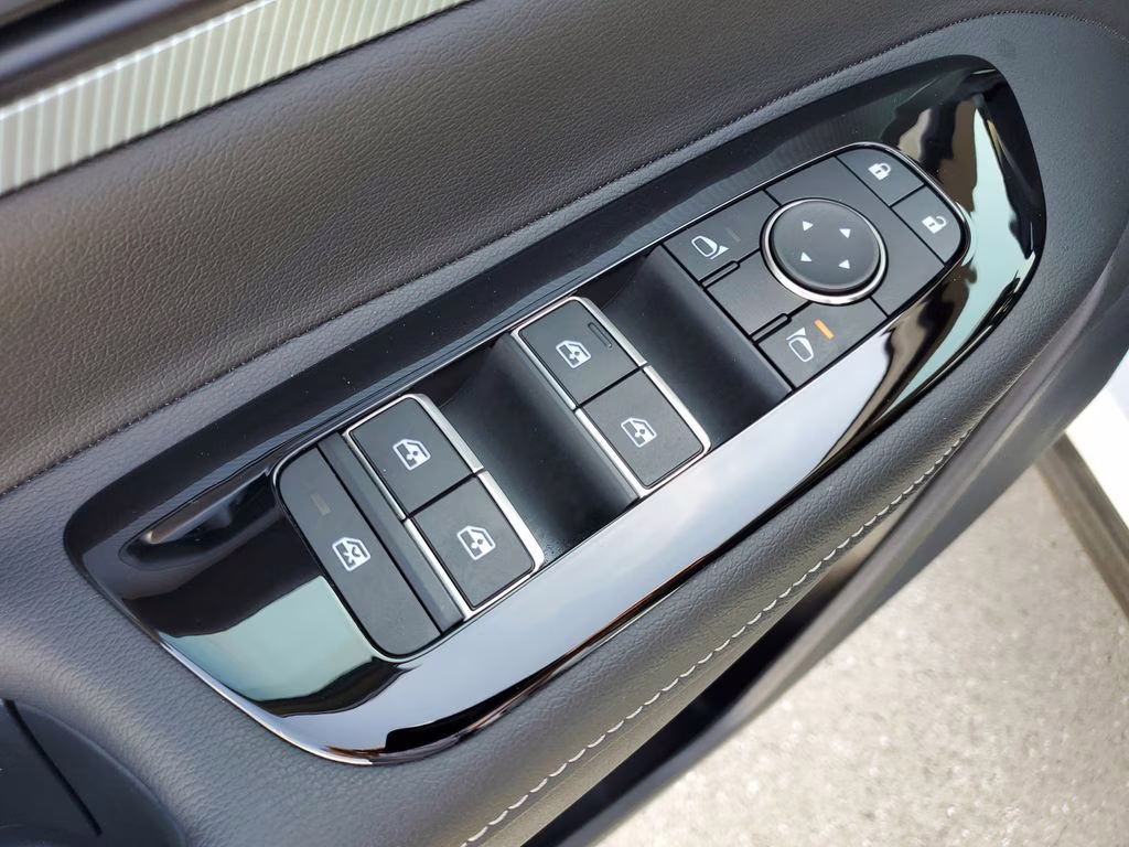 2025 Everest White Pearl Tricoat/Super Black Nissan Murano SL AWD SUV