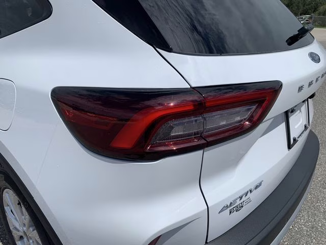 2025 Oxford White Ford Escape Active FWD SUV