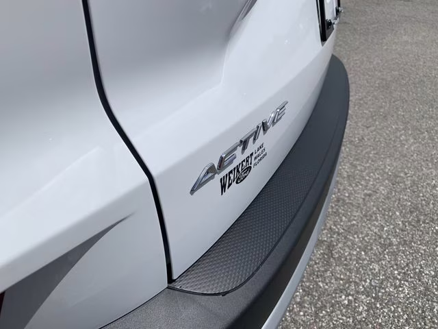 2025 Oxford White Ford Escape Active FWD SUV