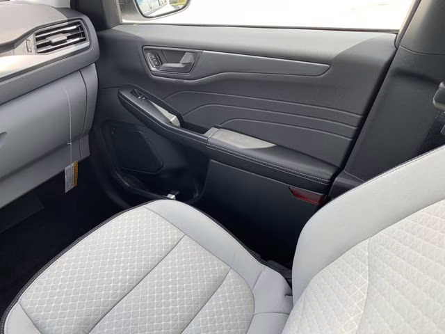 2025 Oxford White Ford Escape Active FWD SUV