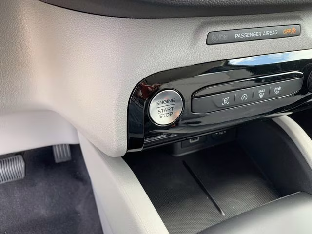 2025 Oxford White Ford Escape Active FWD SUV