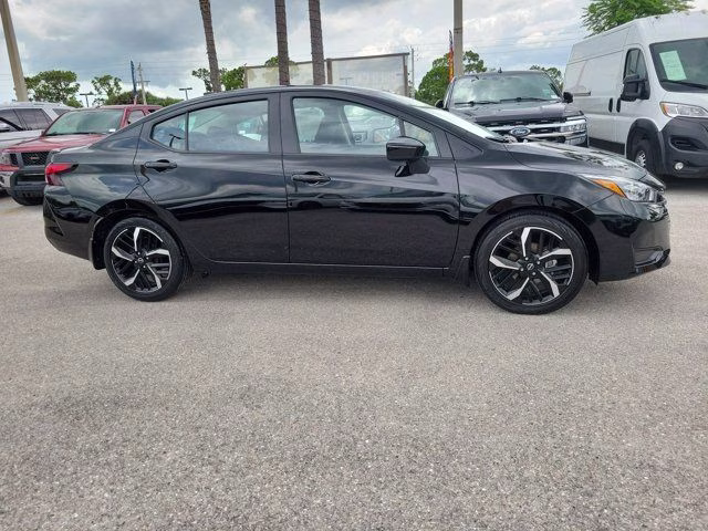 2025 Super Black Metallic Nissan Versa 1.6 SR FWD Sedan