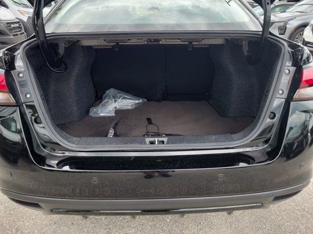 2025 Super Black Metallic Nissan Versa 1.6 SR FWD Sedan