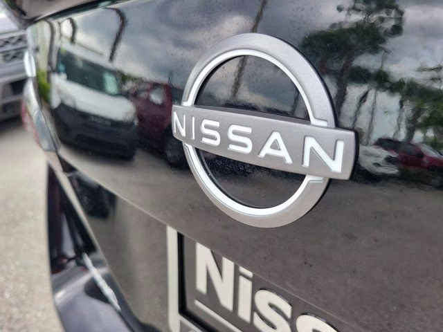2025 Super Black Metallic Nissan Versa 1.6 SR FWD Sedan