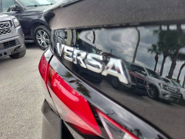 2025 Super Black Metallic Nissan Versa 1.6 SR FWD Sedan