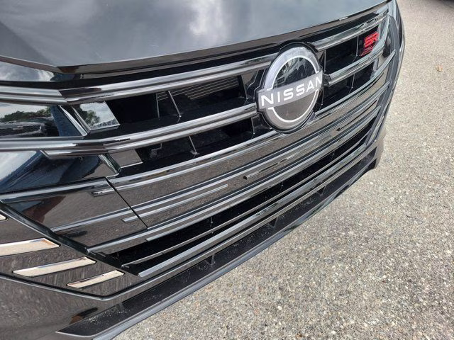 2025 Super Black Metallic Nissan Versa 1.6 SR FWD Sedan