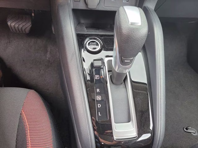 2025 Super Black Metallic Nissan Versa 1.6 SR FWD Sedan