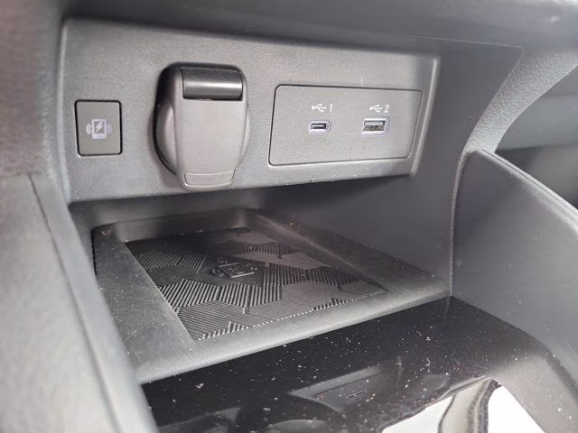 2025 Super Black Metallic Nissan Versa 1.6 SR FWD Sedan