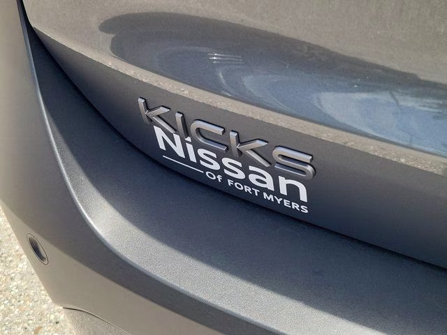 2026 Gun Metallic/Super Black Nissan Kicks SR FWD SUV