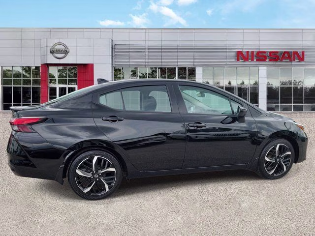 2025 Super Black Metallic Nissan Versa 1.6 SR FWD Sedan