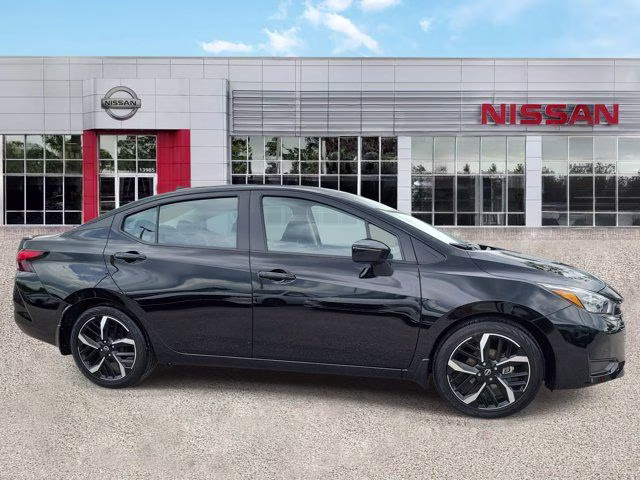 2025 Super Black Metallic Nissan Versa 1.6 SR FWD Sedan