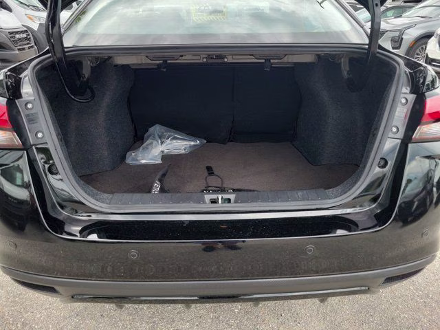 2025 Super Black Metallic Nissan Versa 1.6 SR FWD Sedan