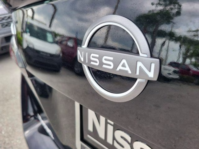 2025 Super Black Metallic Nissan Versa 1.6 SR FWD Sedan