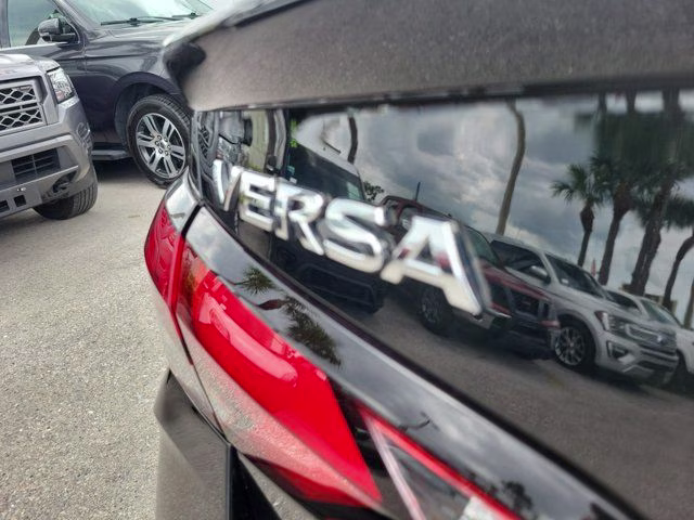 2025 Super Black Metallic Nissan Versa 1.6 SR FWD Sedan