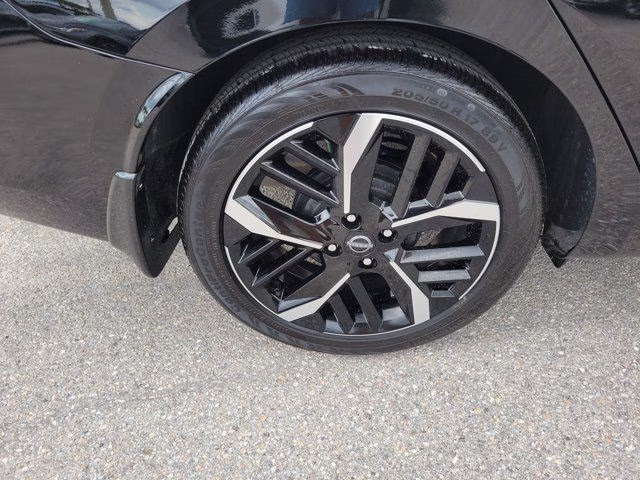 2025 Super Black Metallic Nissan Versa 1.6 SR FWD Sedan