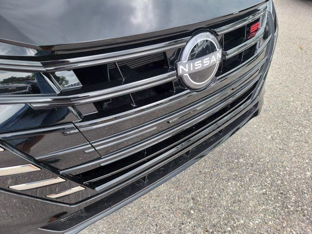2025 Super Black Metallic Nissan Versa 1.6 SR FWD Sedan