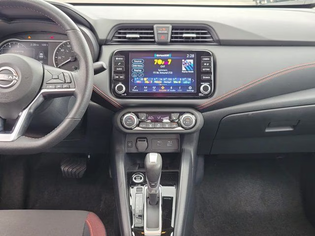 2025 Super Black Metallic Nissan Versa 1.6 SR FWD Sedan