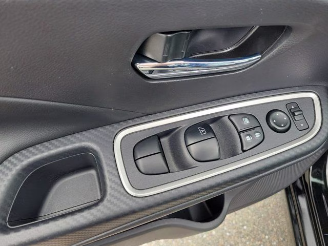 2025 Super Black Metallic Nissan Versa 1.6 SR FWD Sedan