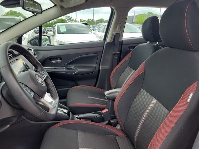 2025 Super Black Metallic Nissan Versa 1.6 SR FWD Sedan
