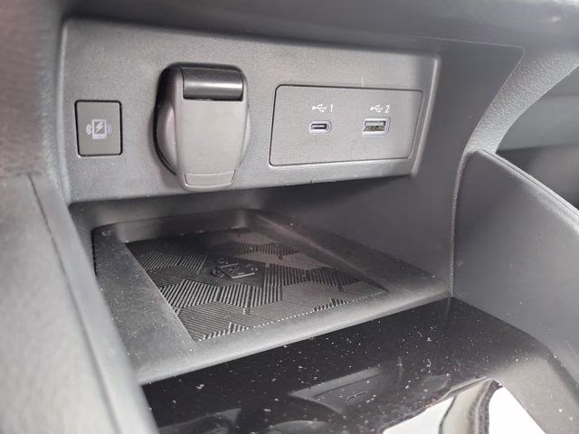 2025 Super Black Metallic Nissan Versa 1.6 SR FWD Sedan