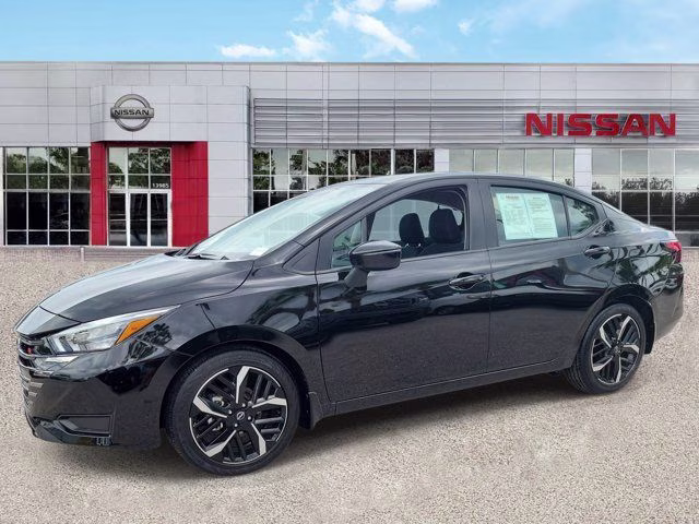 2025 Super Black Metallic Nissan Versa 1.6 SR FWD Sedan