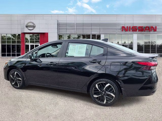 2025 Super Black Metallic Nissan Versa 1.6 SR FWD Sedan