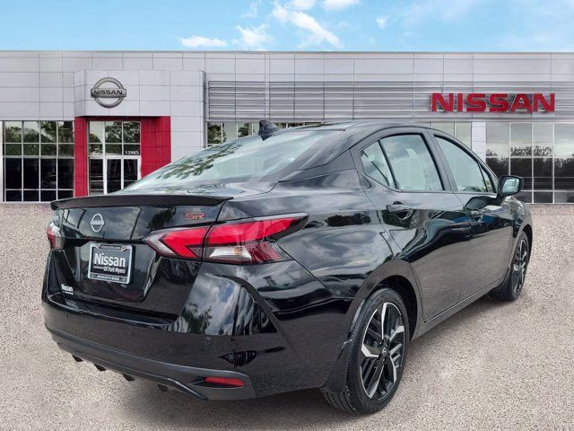 2025 Super Black Metallic Nissan Versa 1.6 SR FWD Sedan
