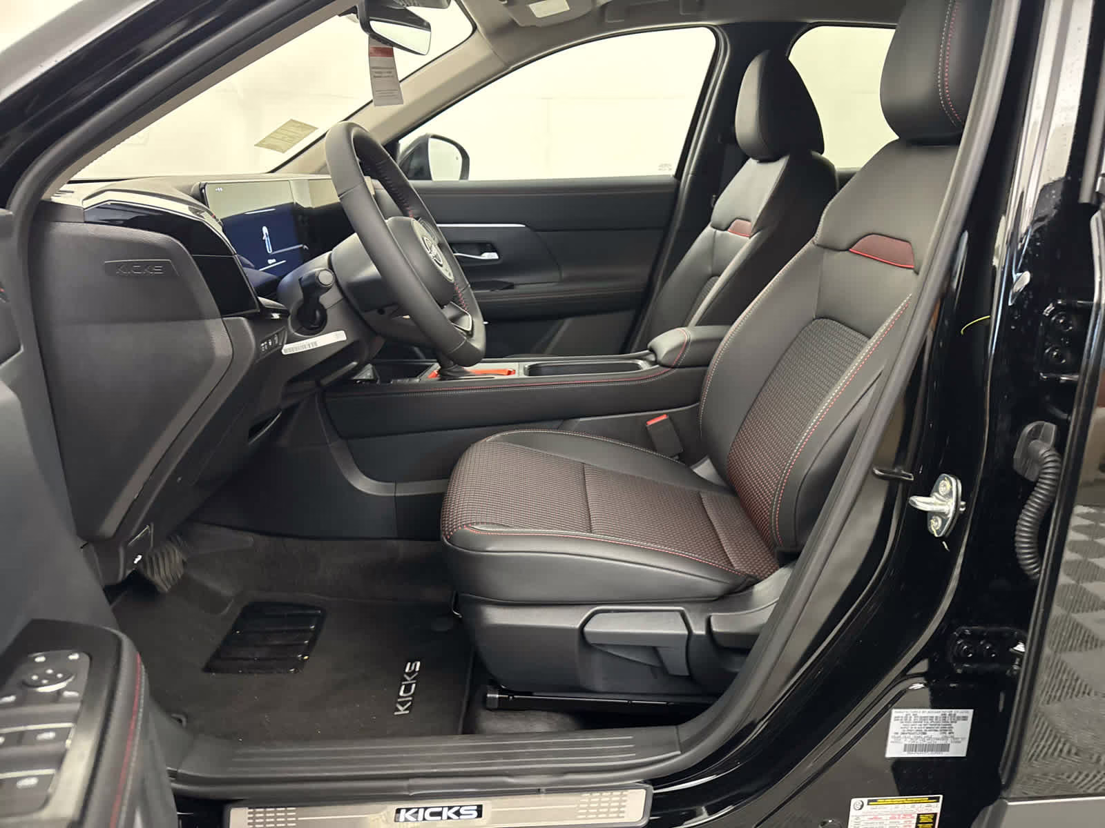 2026 KH3/SUPER BLAC Nissan Kicks SR FWD SUV