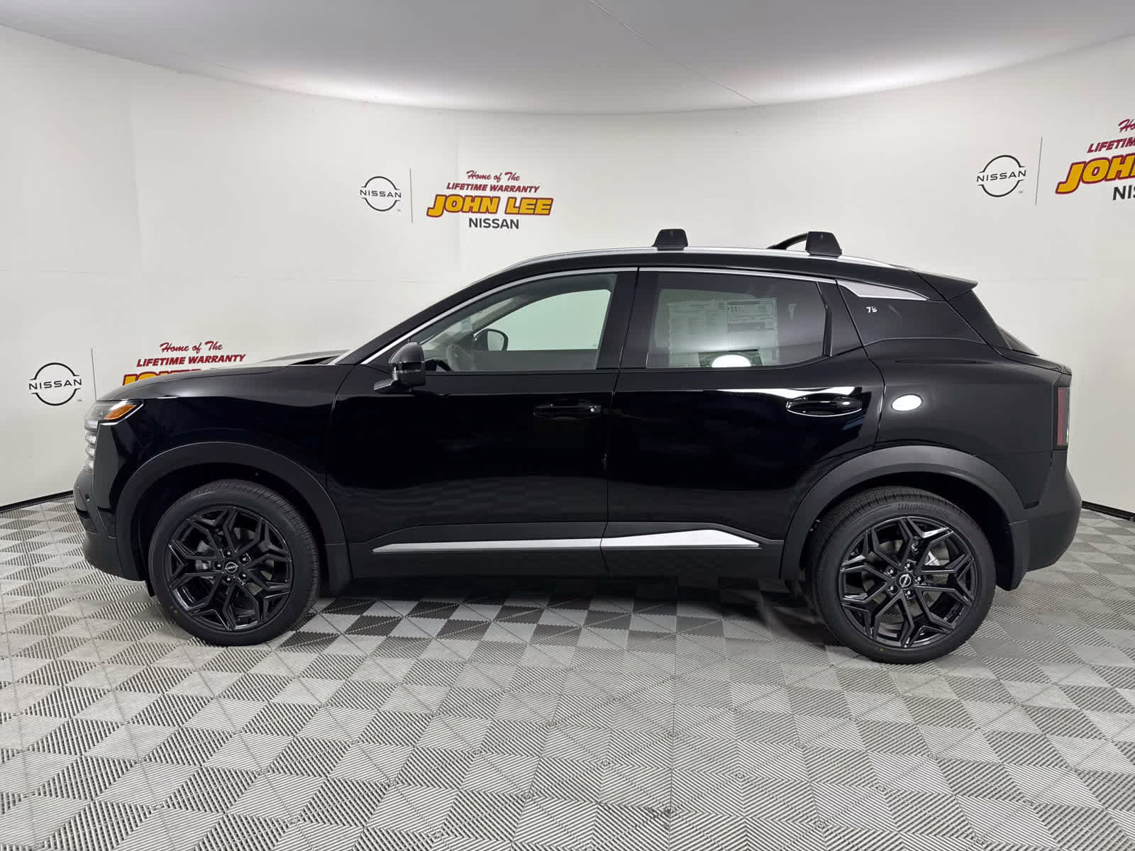 2026 KH3/SUPER BLAC Nissan Kicks SR FWD SUV