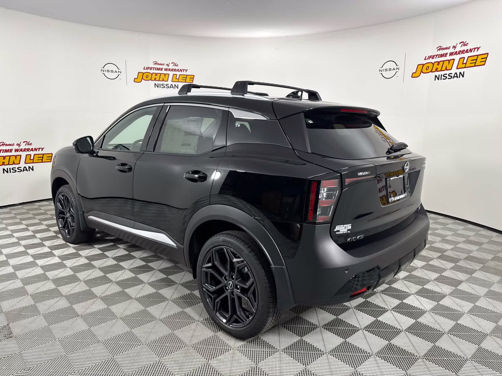 2026 KH3/SUPER BLAC Nissan Kicks SR FWD SUV