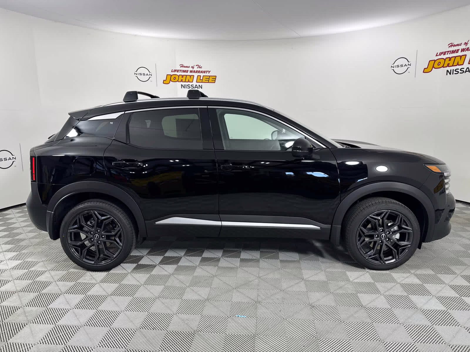 2026 KH3/SUPER BLAC Nissan Kicks SR FWD SUV